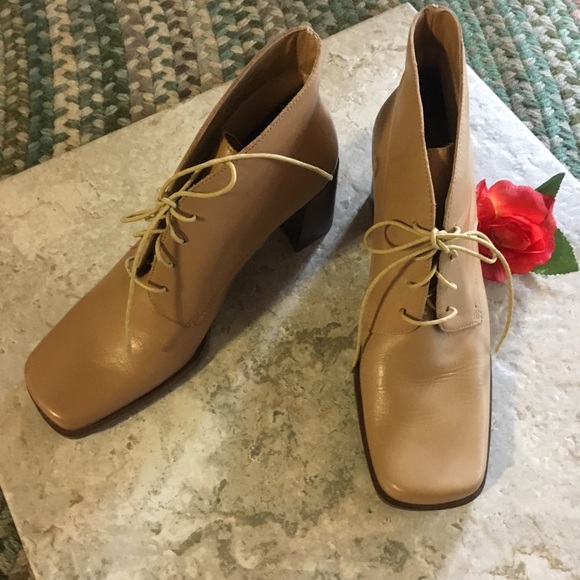 WESTIES gorgeous NWOT wheat laced booties - Picture 2 of 7